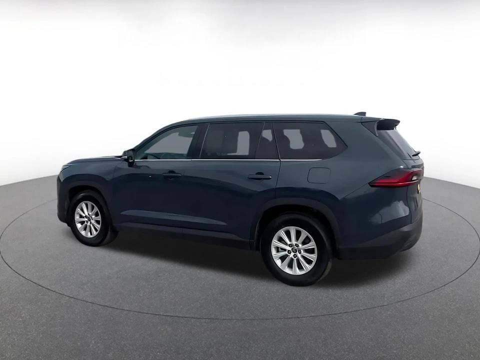 2025 Toyota Highlander - Image 8 of 31
