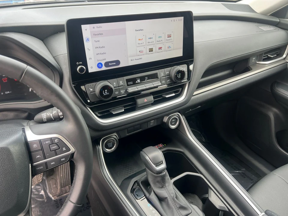 2025 Toyota Highlander - Image 15 of 31