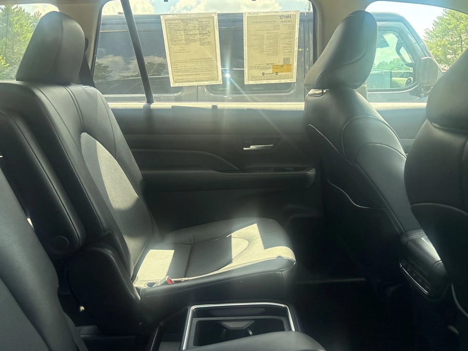 2025 Toyota Highlander - Image 14 of 18