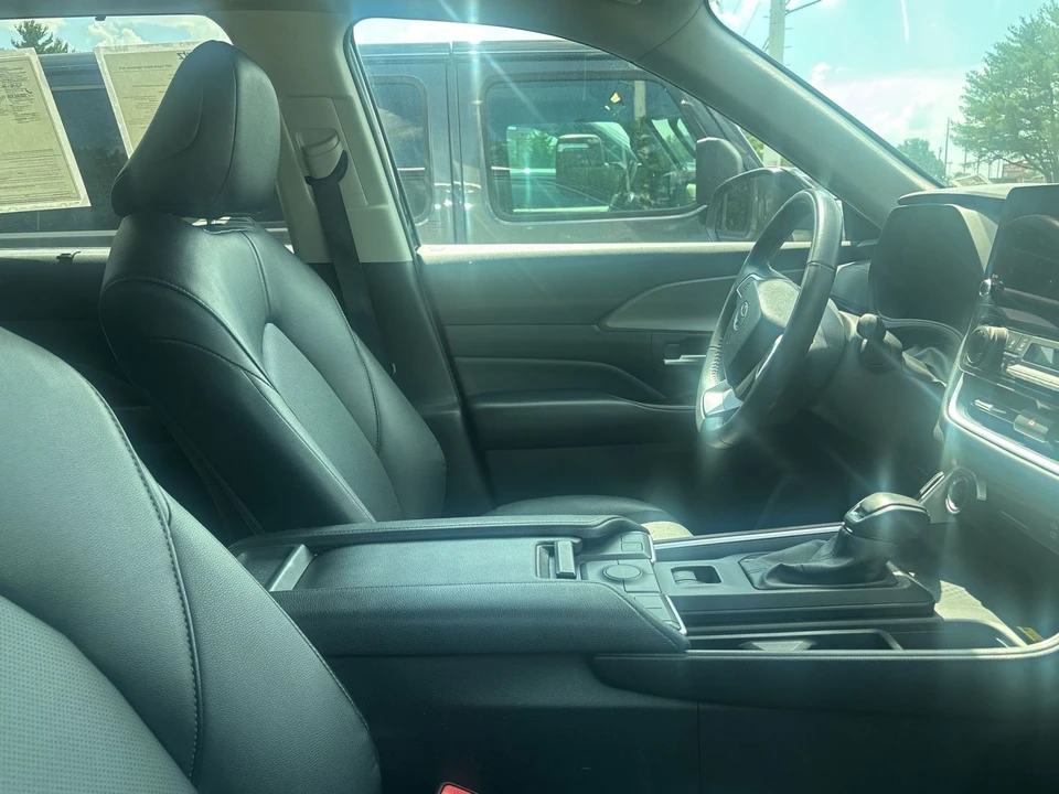 2025 Toyota Highlander - Image 13 of 18