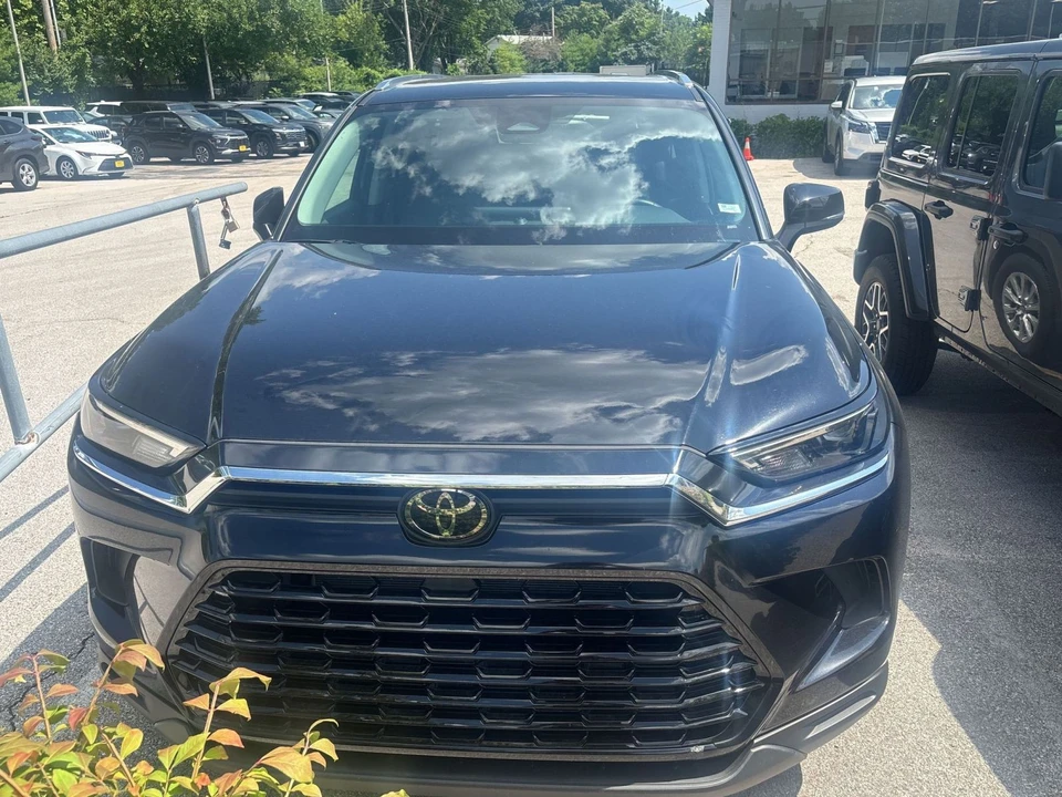 2025 Toyota Highlander - Image 2 of 18