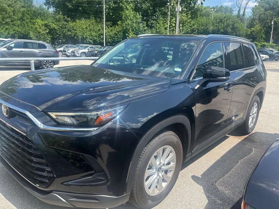 2025 Toyota Highlander - Image 4 of 18