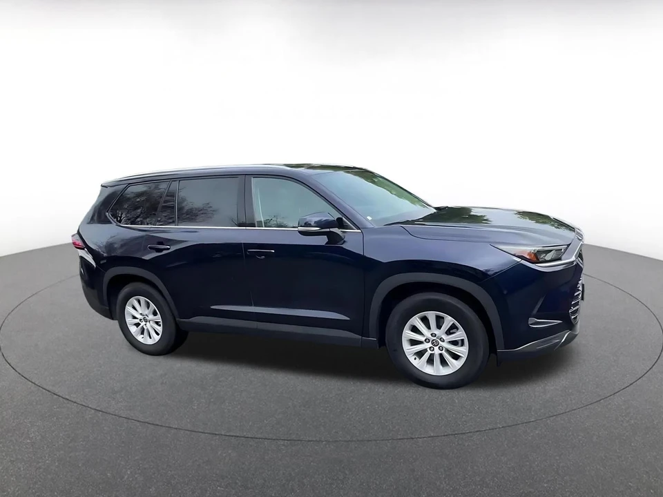 2025 Toyota Highlander - Image 2 of 31