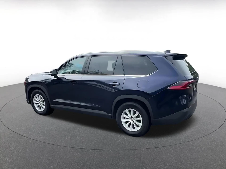 2025 Toyota Highlander - Image 12 of 31