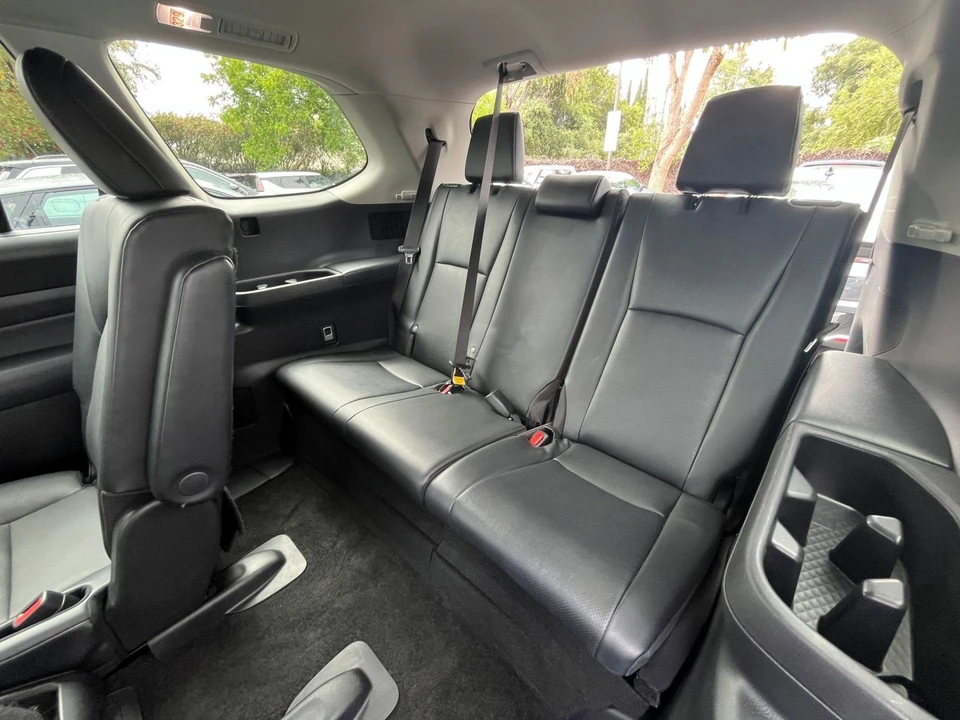 2025 Toyota Highlander - Image 27 of 31