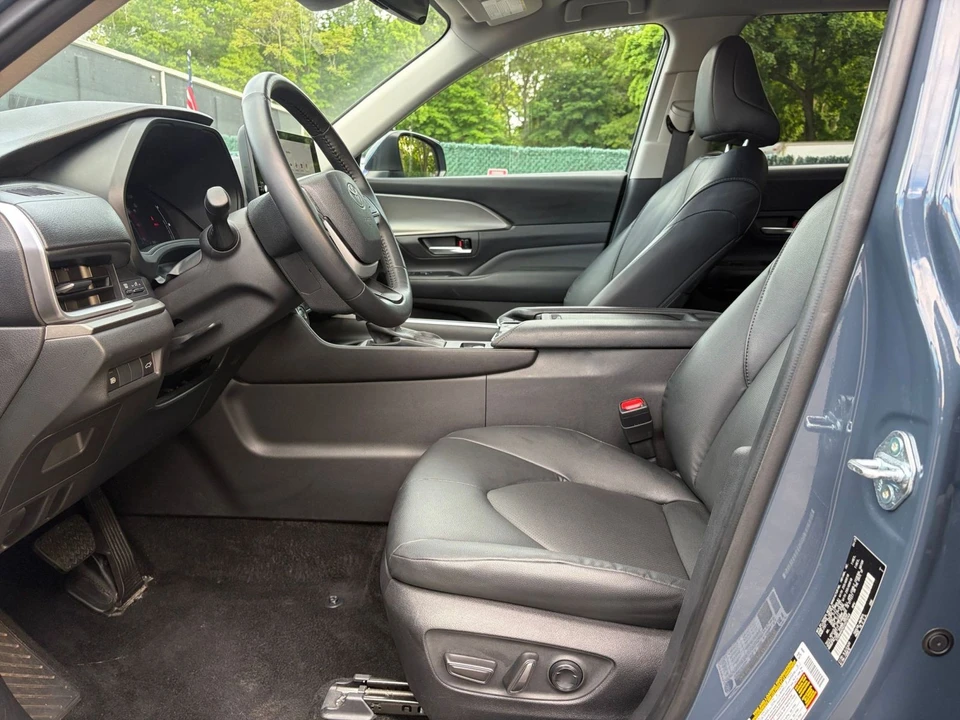 2025 Toyota Highlander - Image 30 of 31