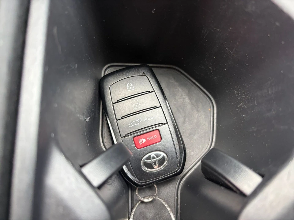 2025 Toyota Highlander - Image 19 of 31
