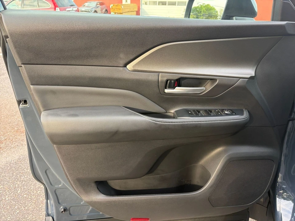 2025 Toyota Highlander - Image 17 of 31