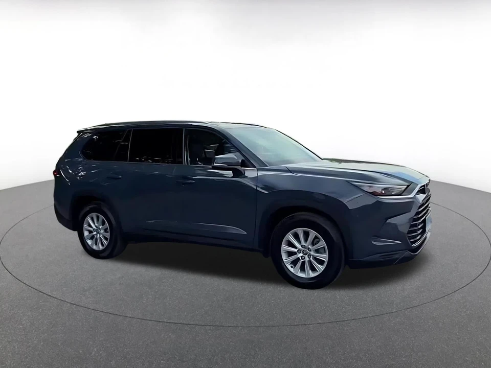2025 Toyota Highlander - Image 2 of 31