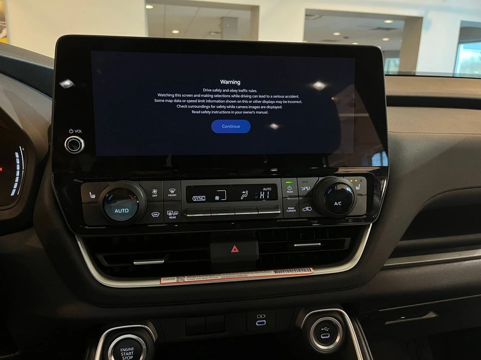 2025 Toyota Highlander - Image 16 of 31