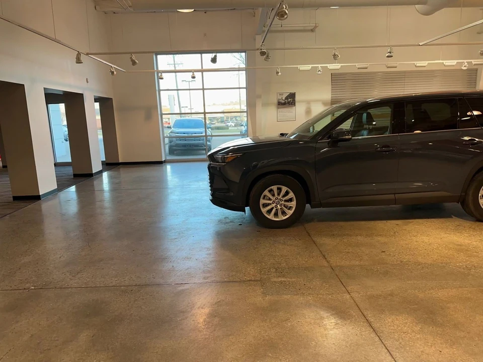2025 Toyota Highlander - Image 13 of 31