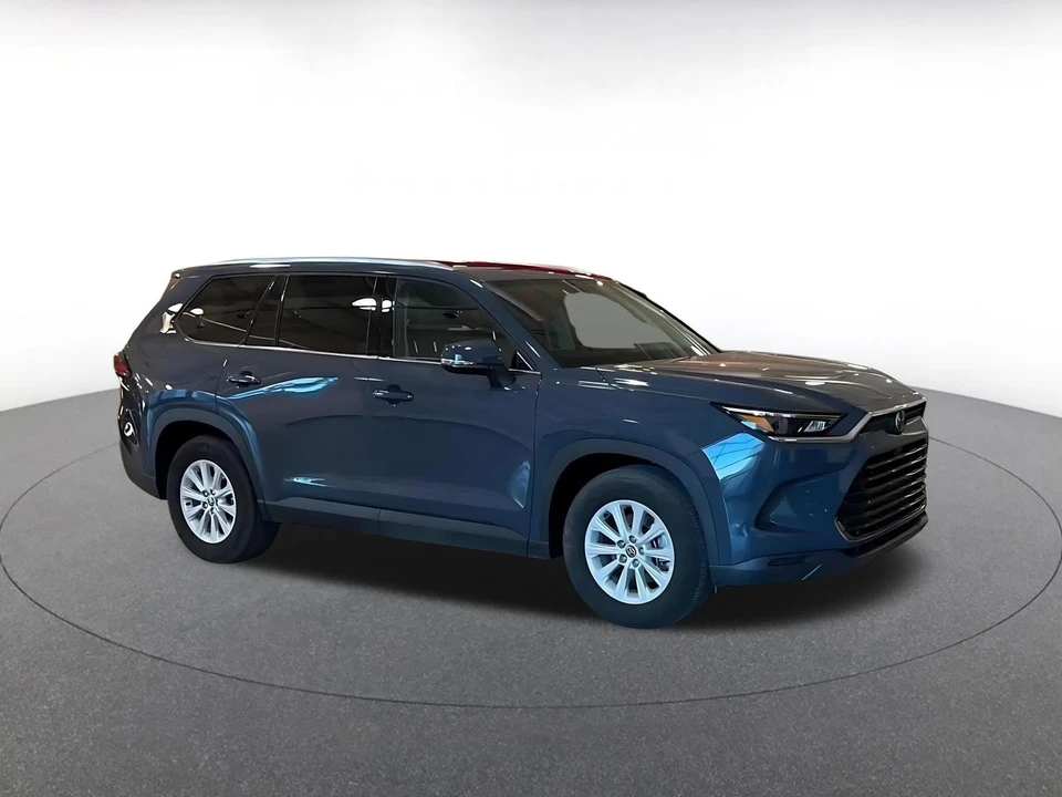 2025 Toyota Highlander - Image 2 of 31