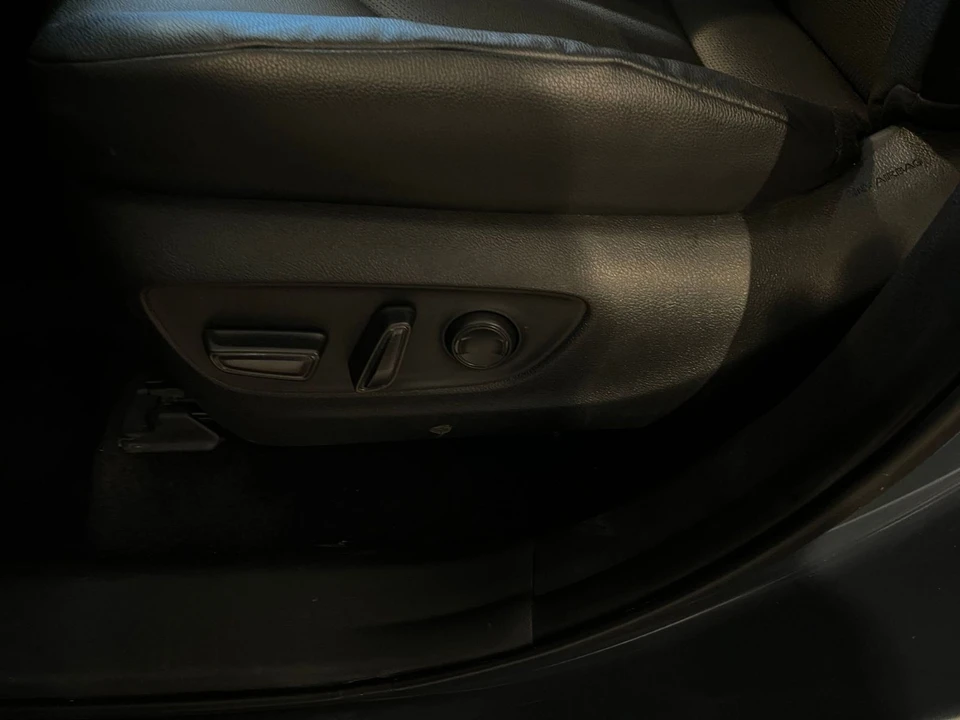 2025 Toyota Highlander - Image 18 of 31