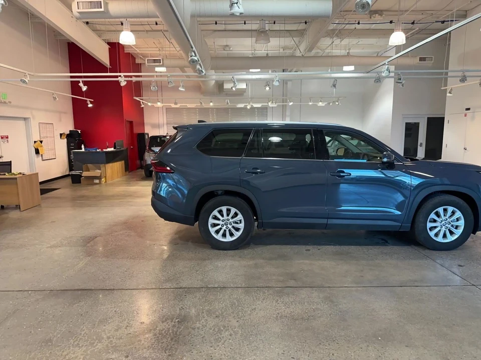 2025 Toyota Highlander - Image 12 of 31