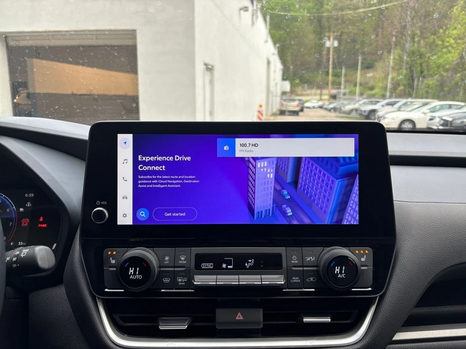 2025 Toyota Highlander - Image 19 of 31