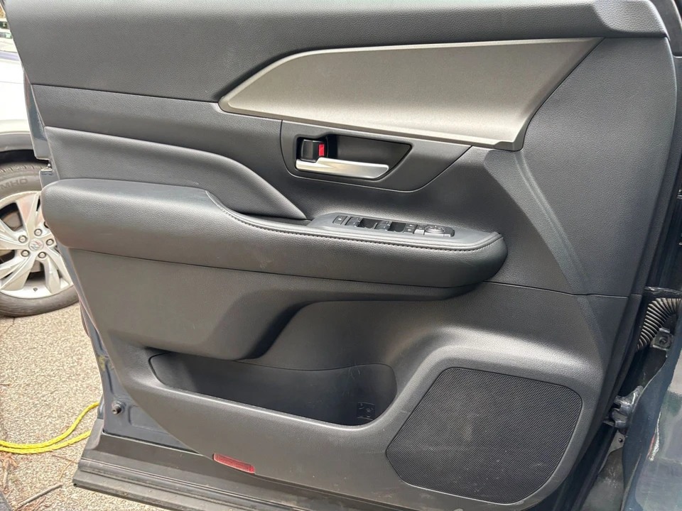2025 Toyota Highlander - Image 17 of 31