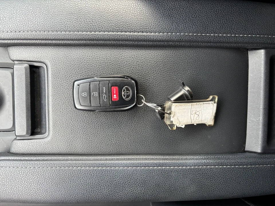 2025 Toyota Highlander - Image 20 of 31