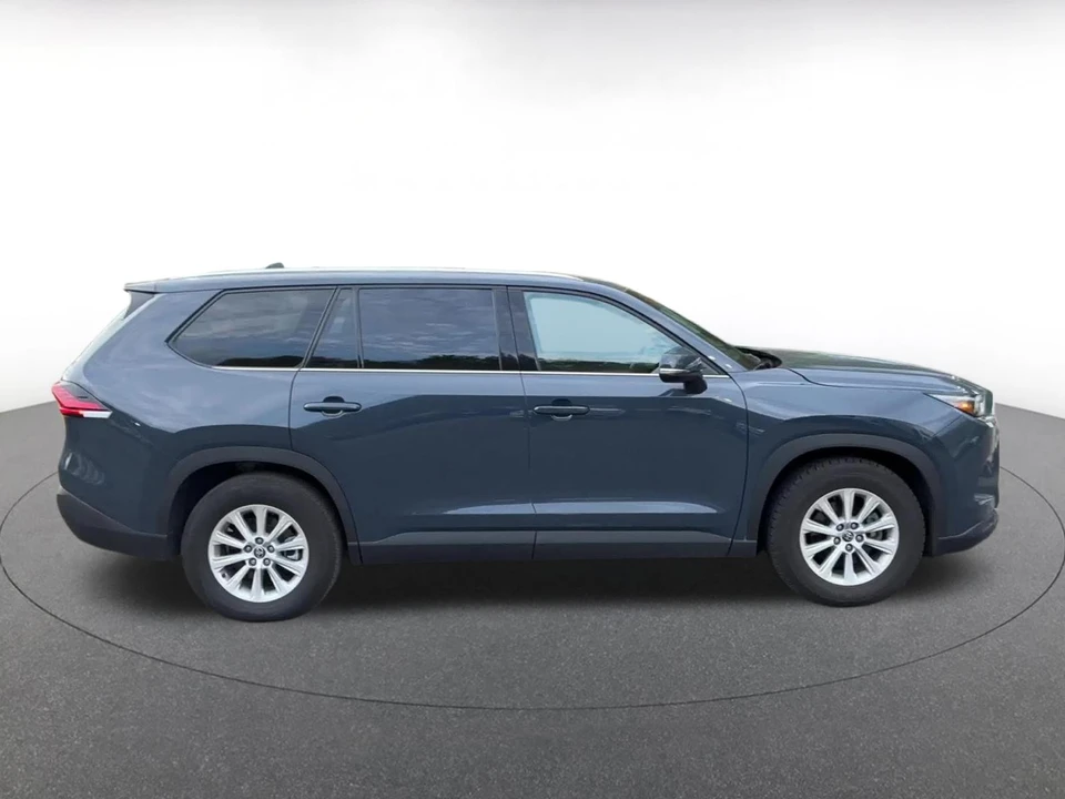 2025 Toyota Highlander - Image 15 of 31