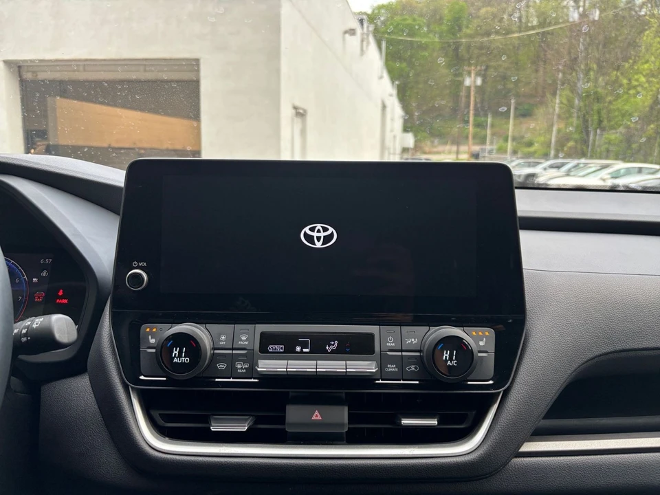 2025 Toyota Highlander - Image 16 of 31