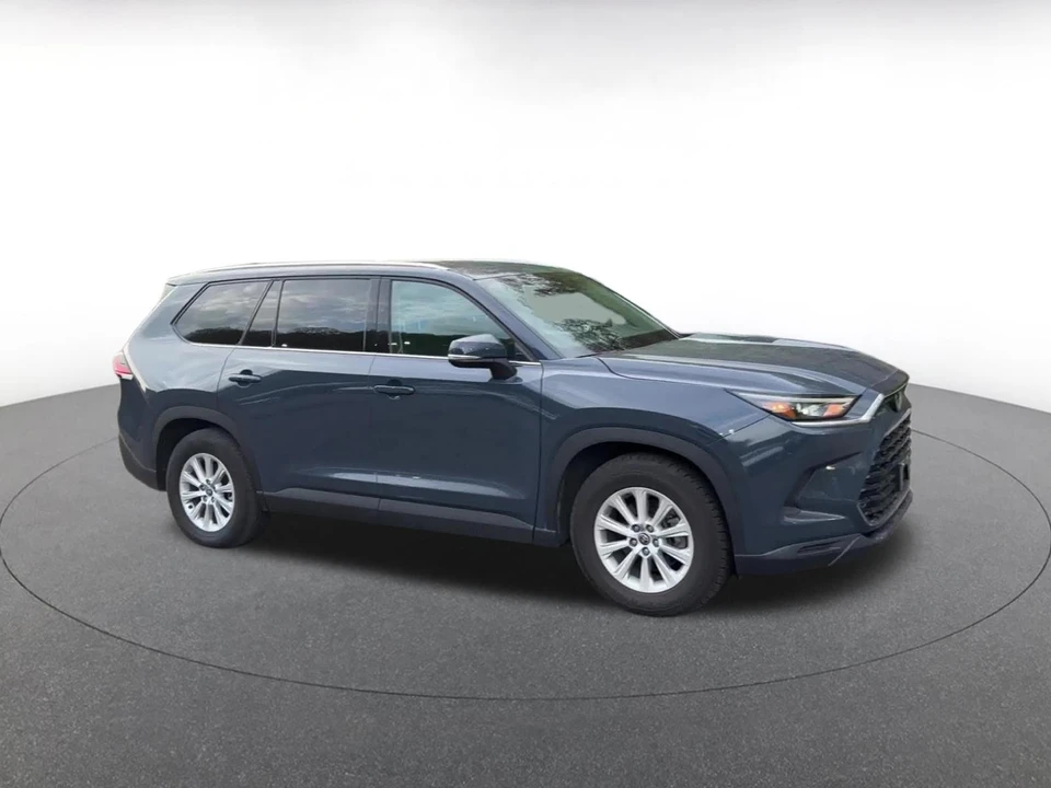 2025 Toyota Highlander - Image 2 of 31