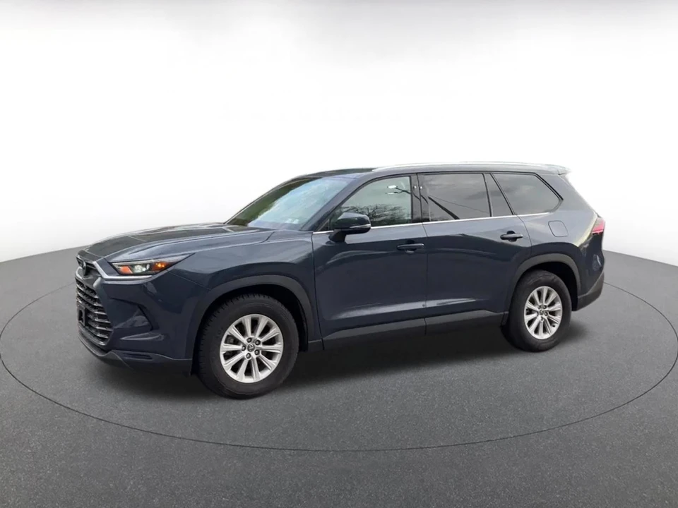 2025 Toyota Highlander - Image 7 of 31