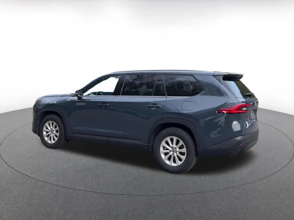 2025 Toyota Highlander - Image 9 of 31
