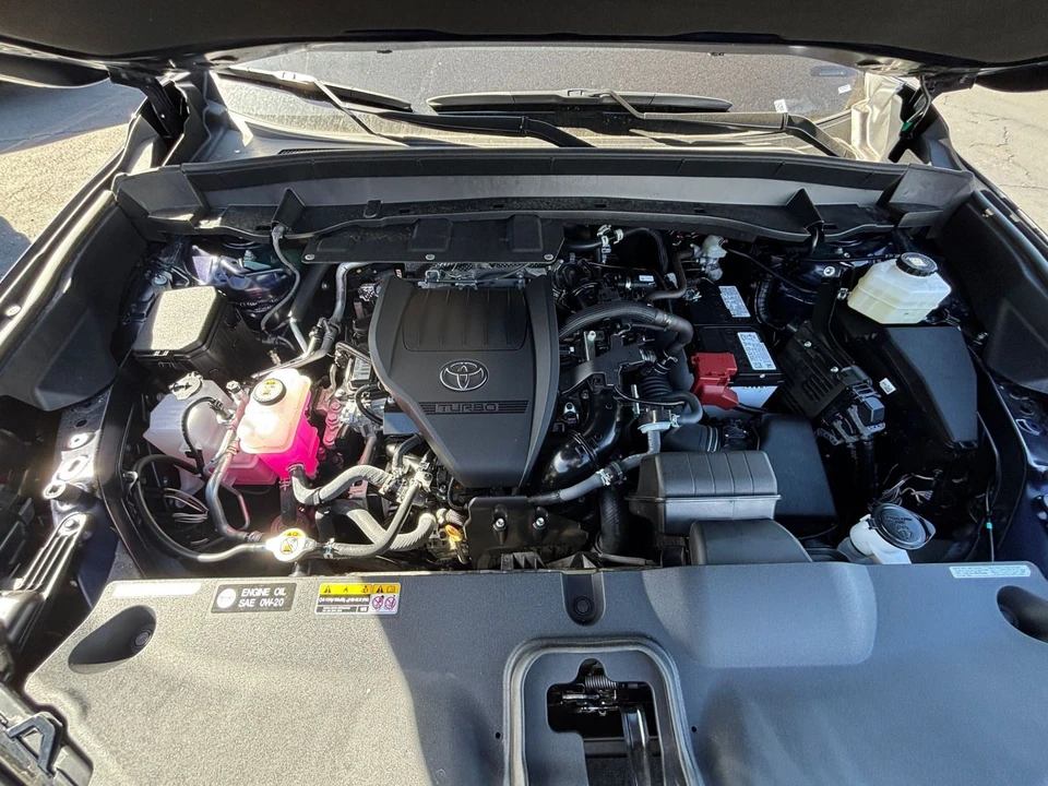 2025 Toyota Highlander - Image 29 of 31