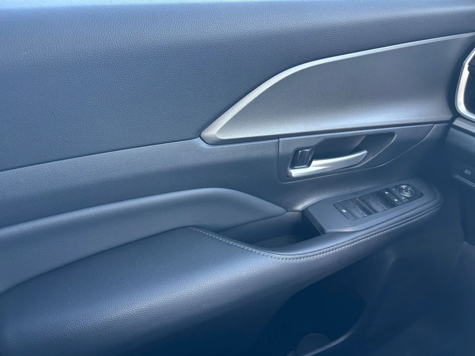 2025 Toyota Highlander - Image 15 of 31
