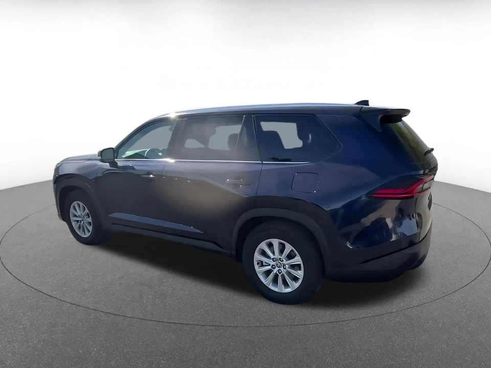 2025 Toyota Highlander - Image 8 of 31