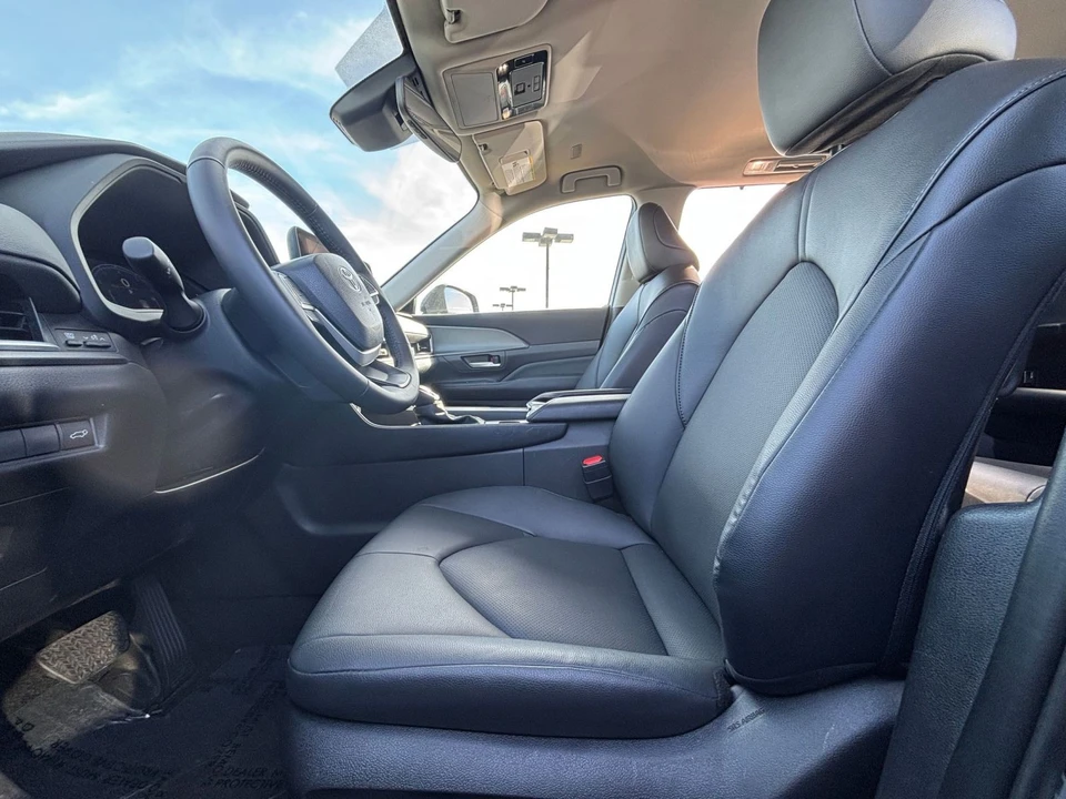 2025 Toyota Highlander - Image 23 of 31