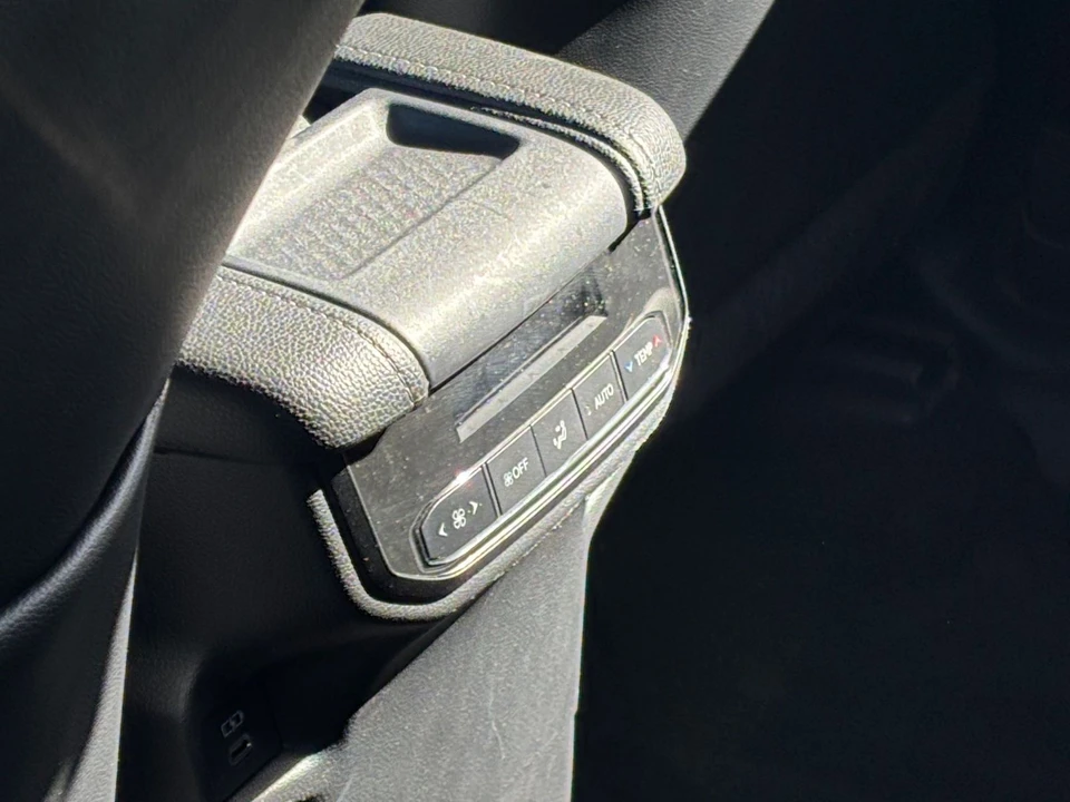 2025 Toyota Highlander - Image 20 of 31
