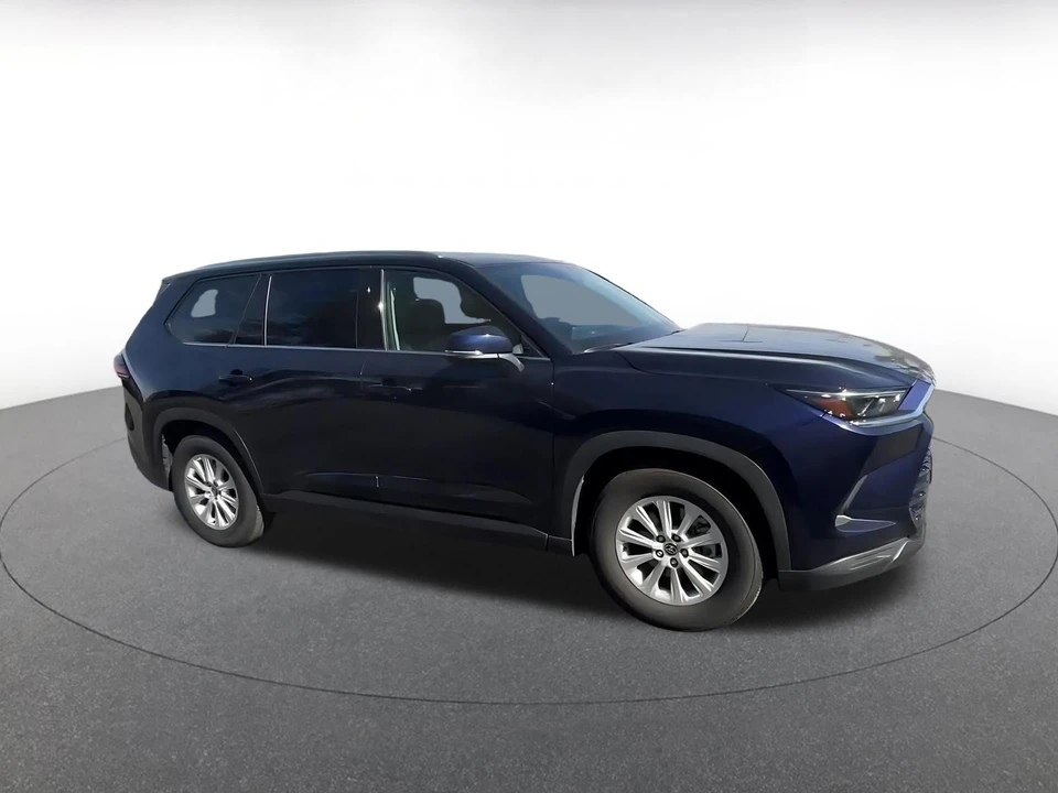 2025 Toyota Highlander - Image 2 of 31