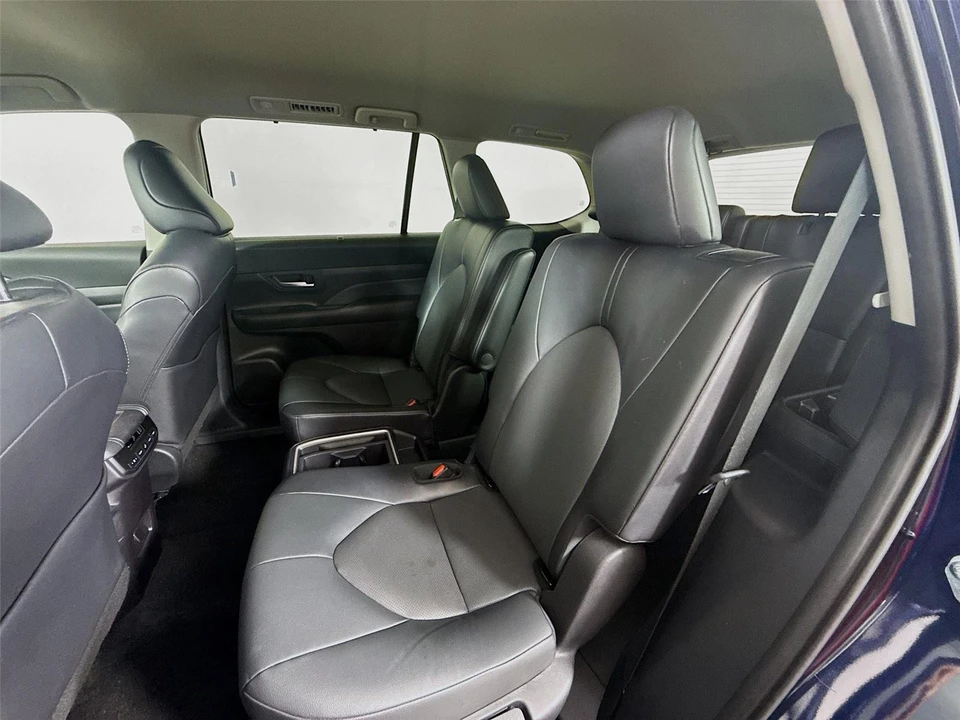 2025 Toyota Highlander - Image 17 of 21