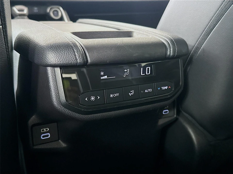 2025 Toyota Highlander - Image 18 of 21