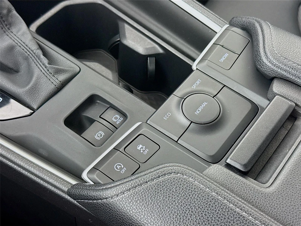2025 Toyota Highlander - Image 12 of 21