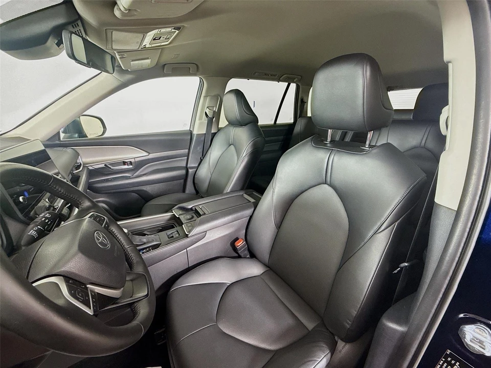 2025 Toyota Highlander - Image 2 of 21