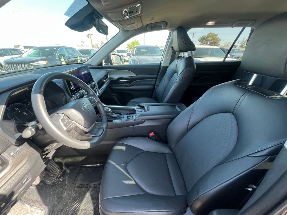 2025 Toyota Highlander - Image 24 of 31
