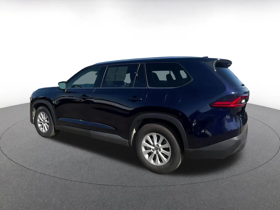 2025 Toyota Highlander - Image 8 of 31