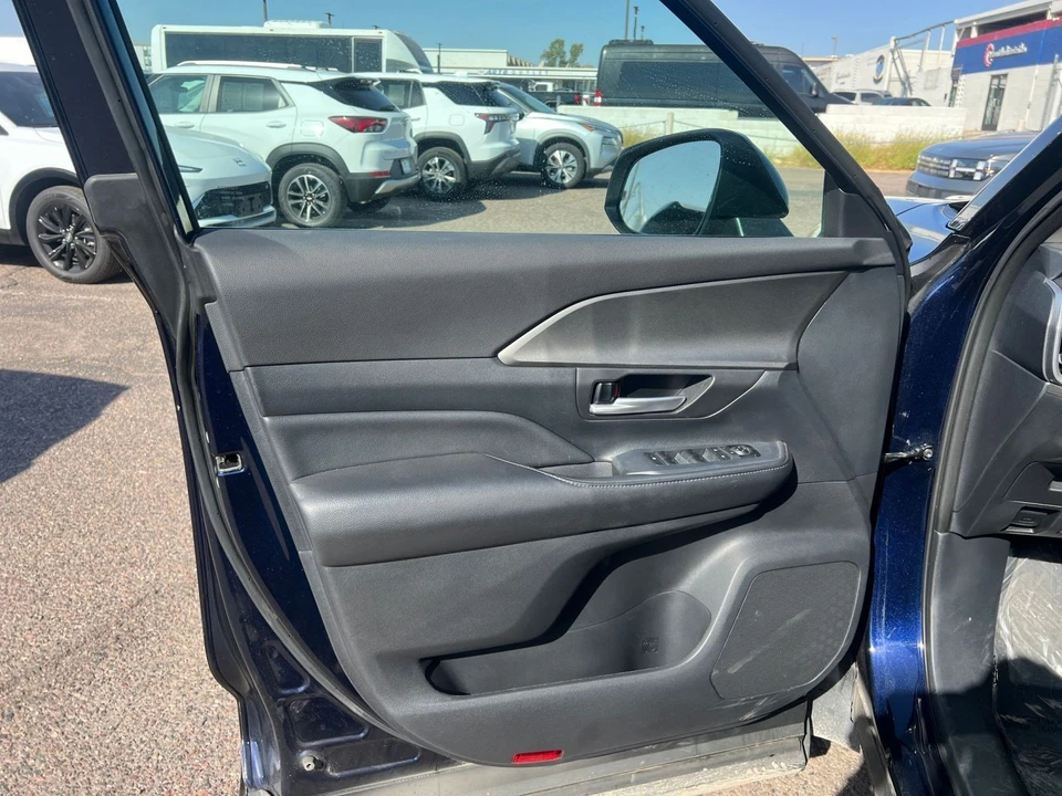 2025 Toyota Highlander - Image 16 of 31