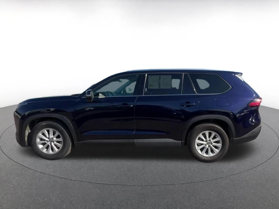 2025 Toyota Highlander - Image 7 of 31