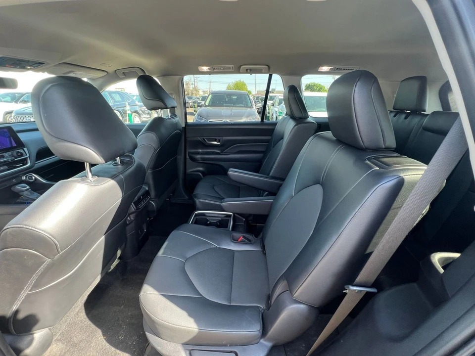 2025 Toyota Highlander - Image 23 of 31