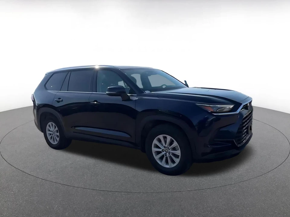 2025 Toyota Highlander - Image 2 of 31