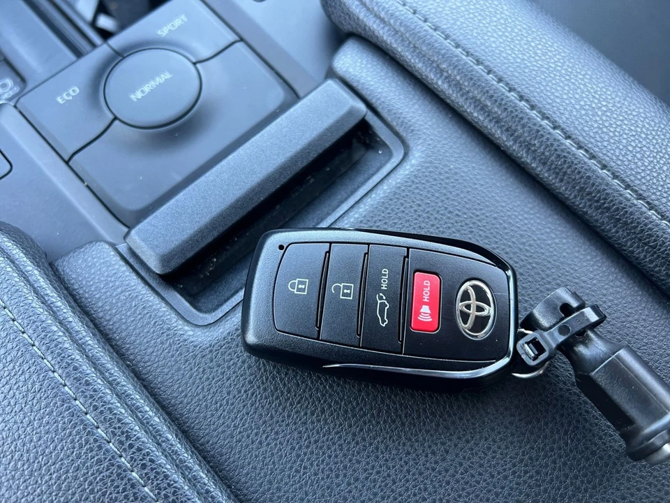 2025 Toyota Highlander - Image 19 of 31