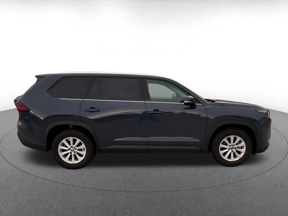 2025 Toyota Highlander - Image 18 of 31