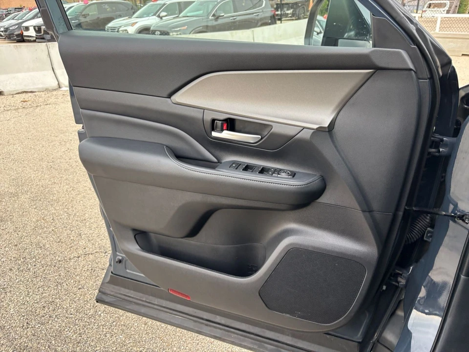 2025 Toyota Highlander - Image 20 of 31
