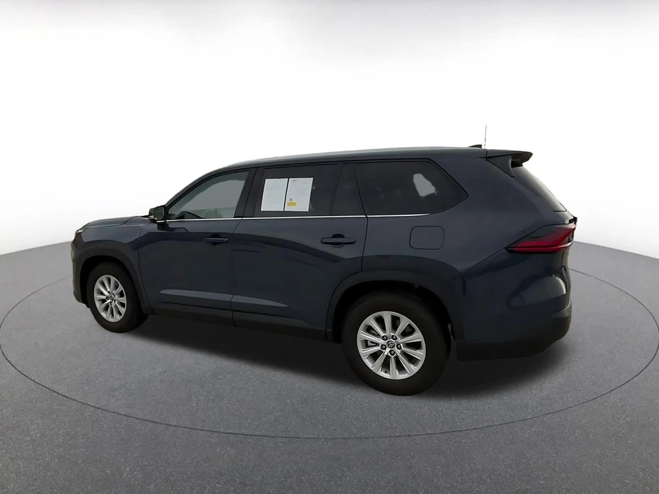 2025 Toyota Highlander - Image 12 of 31