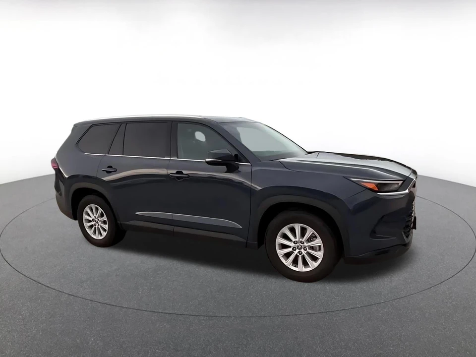 2025 Toyota Highlander - Image 2 of 31