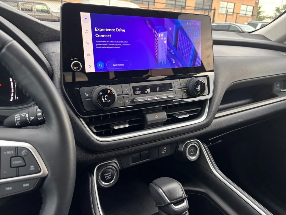 2025 Toyota Highlander - Image 19 of 31