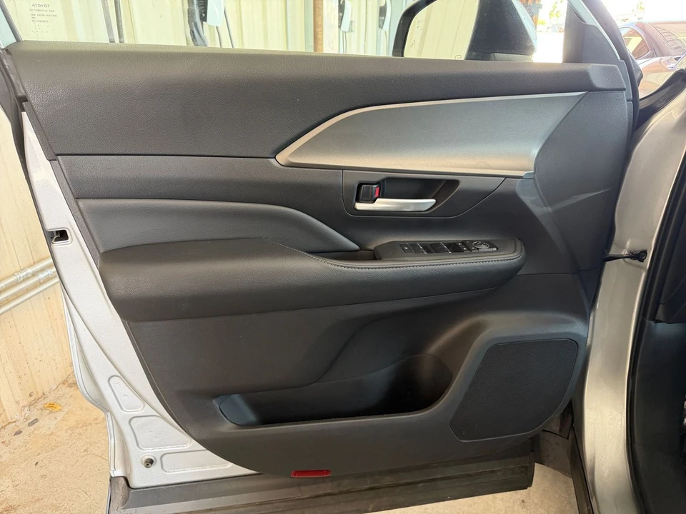 2025 Toyota Highlander - Image 15 of 31