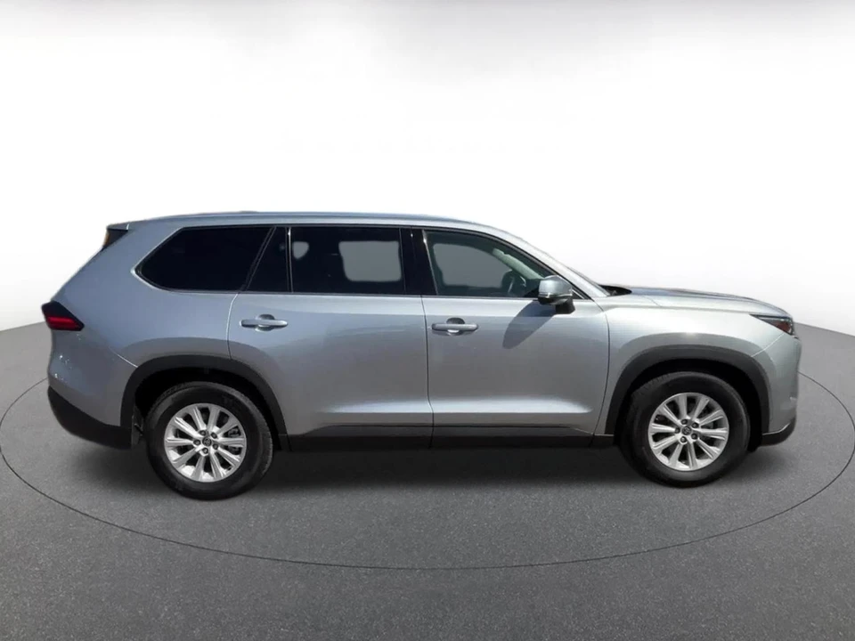2025 Toyota Highlander - Image 13 of 31